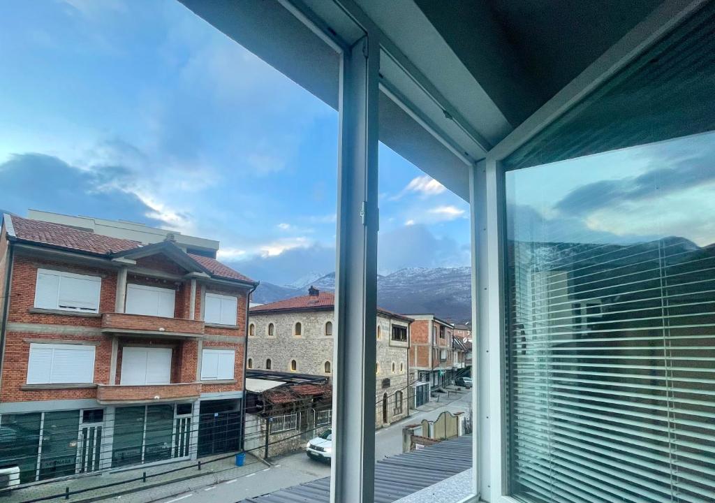 Nespecifikovaný výhled na hory nebo výhled na hory při pohledu z hostelu