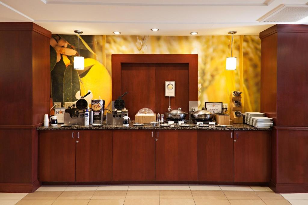 Příslušenství pro přípravu čaje a kávy v ubytování Fairfield Inn & Suites by Marriott Somerset
