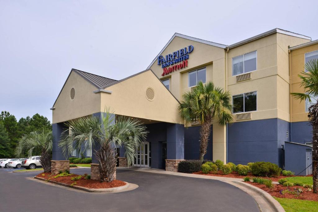 a hotel with palm trees in a parking lot at Fairfield Inn & Suites Hattiesburg / University in Hattiesburg