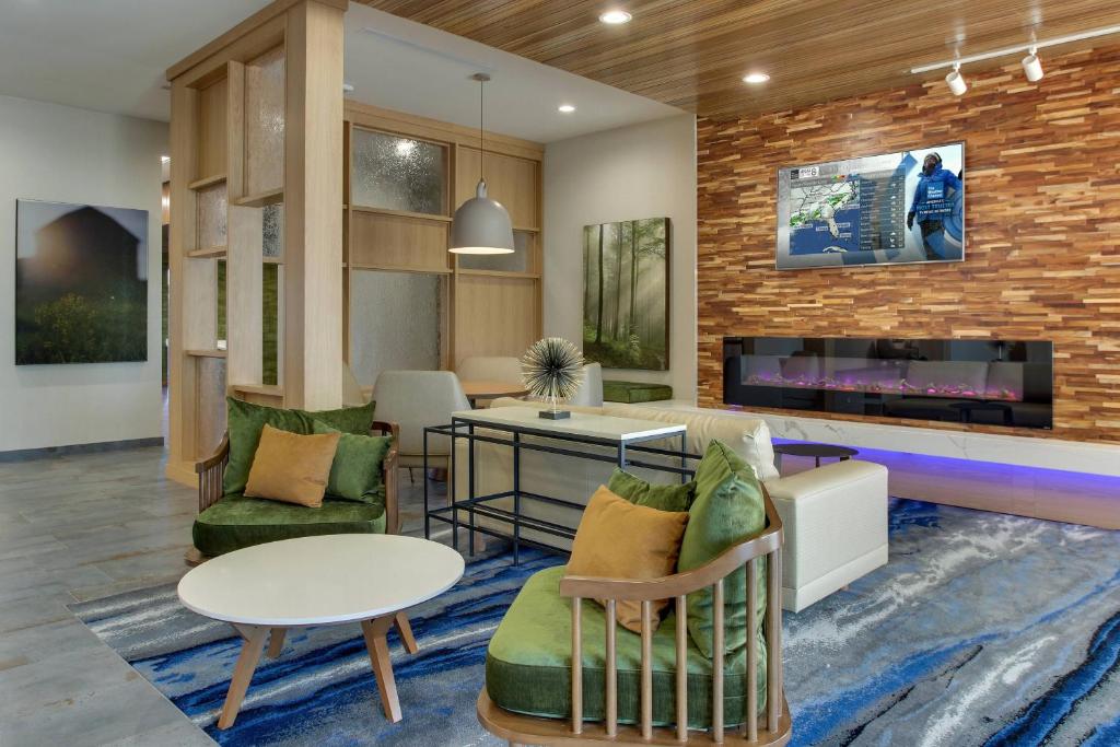Una sala de estar con muebles y chimenea. en Fairfield Inn and Suites by Marriott Houston Brookhollow, en Houston