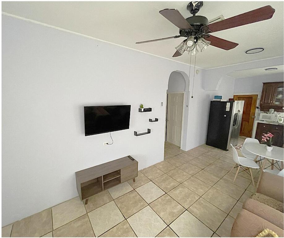TV a/nebo společenská místnost v ubytování Close to Beach-Perfect Location