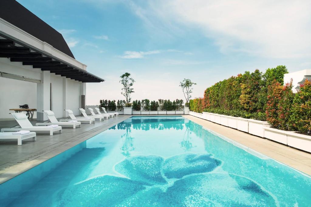 Hồ bơi trong/gần Four Points by Sheraton Bandung
