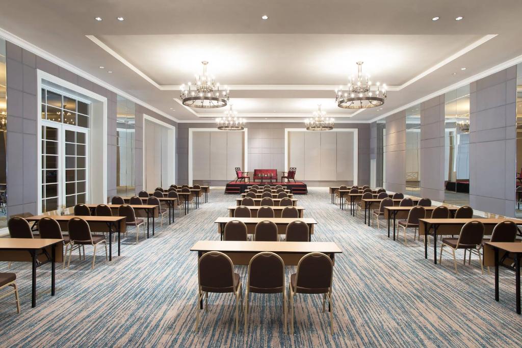 Khu vực hỗ trợ khách đi công tác/phòng hội thảo tại Four Points by Sheraton Bandung