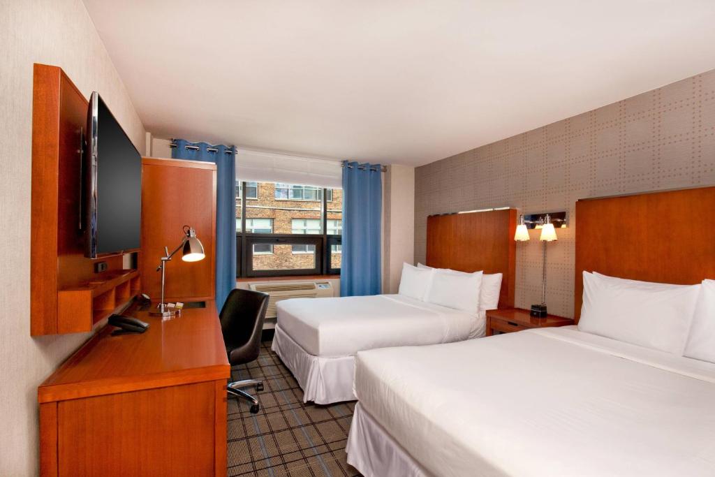Postel nebo postele na pokoji v ubytování Four Points by Sheraton Midtown - Times Square