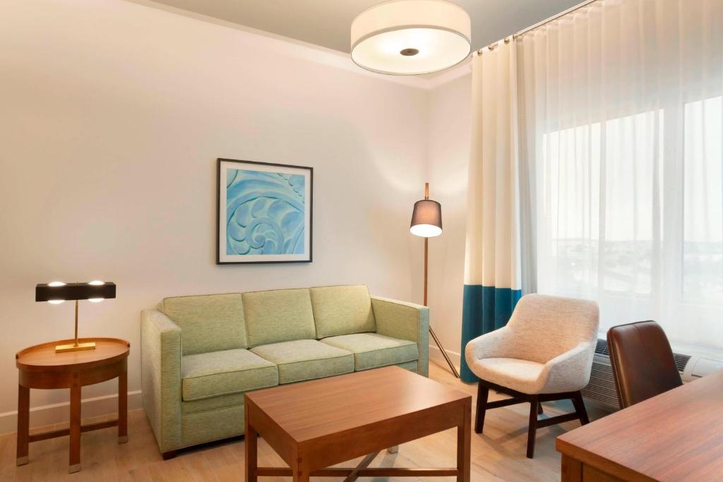 Posezení v ubytování Four Points by Sheraton Miami Airport