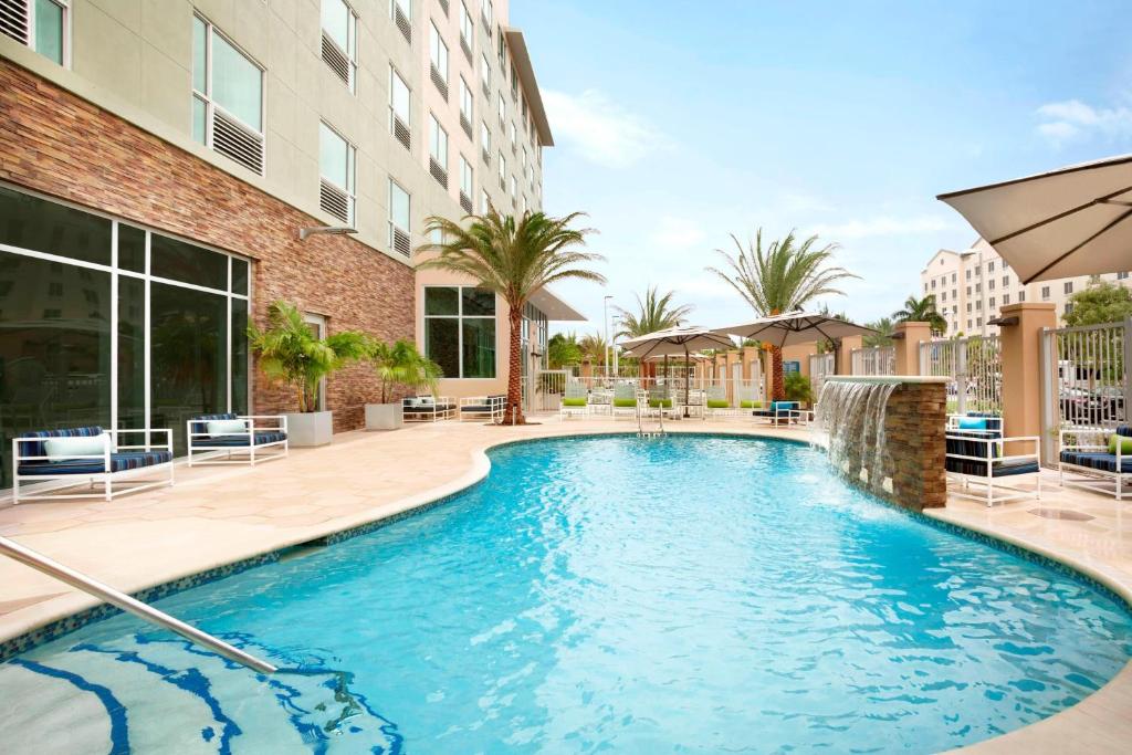 Bazén v ubytování Four Points by Sheraton Miami Airport nebo v jeho okolí
