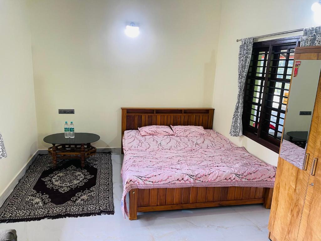 Postel nebo postele na pokoji v ubytování Skyview homestay Devaramane