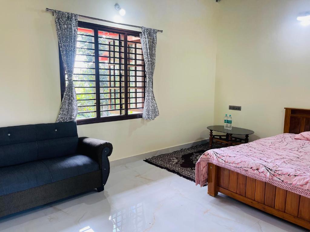 Postel nebo postele na pokoji v ubytování Skyview homestay Devaramane