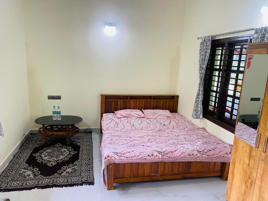 Postel nebo postele na pokoji v ubytování Skyview homestay Devaramane