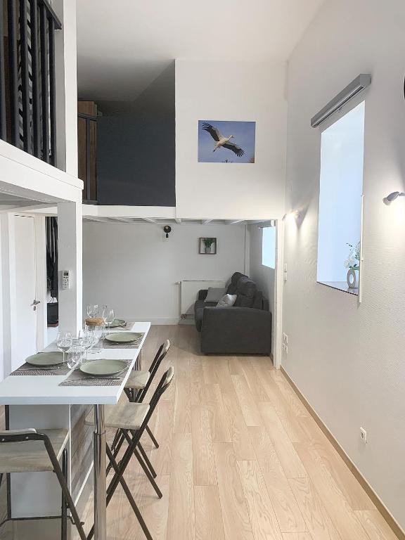 une salle à manger et un salon avec une table et des chaises dans l'établissement Appartement proche gare, à Sélestat