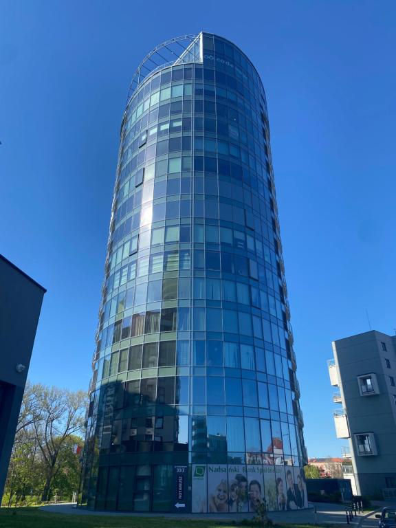 un edificio di vetro alto con molte finestre di Apartament Voir a Rzeszów