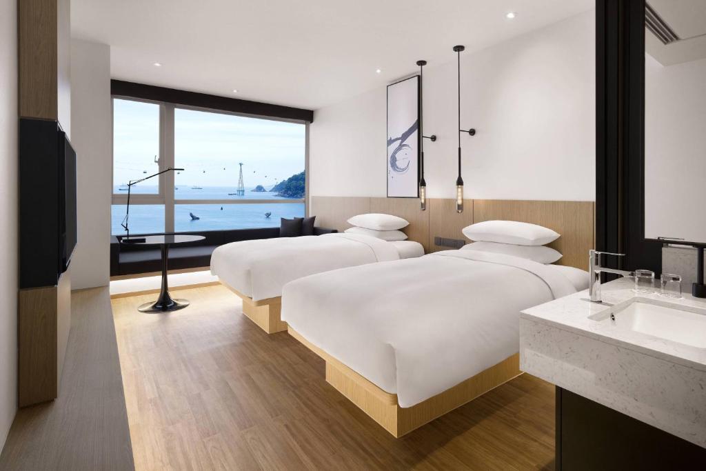 Postel nebo postele na pokoji v ubytování Fairfield by Marriott Busan Songdo Beach