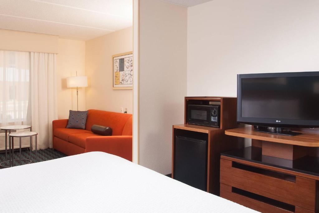 Fairfield Inn Greenville Spartanburg Airport - Deluxe King Room с диван