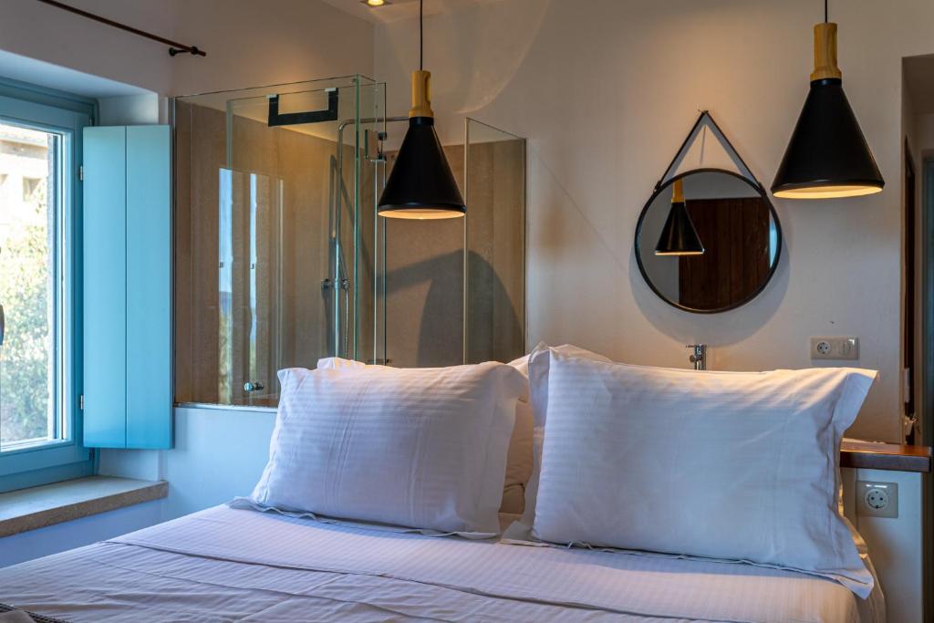 Postel nebo postele na pokoji v ubytování Lithos Guesthouse Kardamili