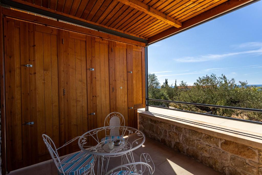Balkón nebo terasa v ubytování Lithos Guesthouse Kardamili