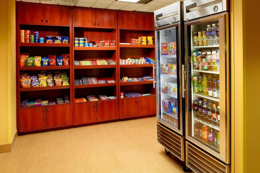 Supermarket nebo jiné obchody v  hotelu nebo okolí