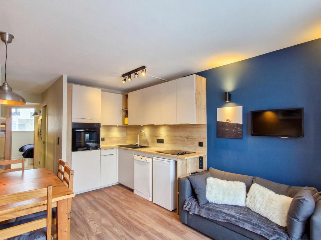 un salon avec un canapé et une cuisine dans l'établissement Appartement Confortable · Proche Pistes · Balcon Sud · 4-5 Pers · Flaine Forêt - FR-1-425-173, à Flaine