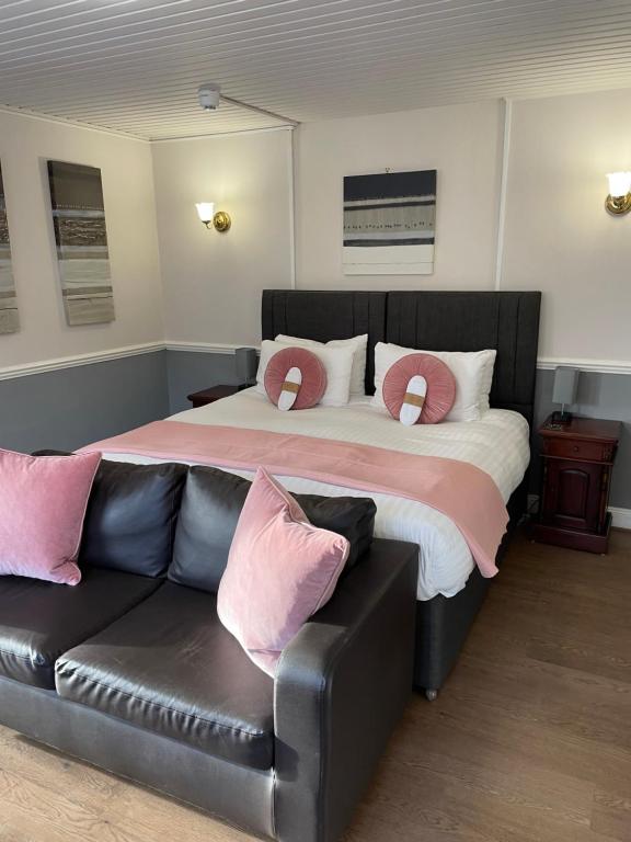 Letto o letti in una camera di The Claymore Guest House