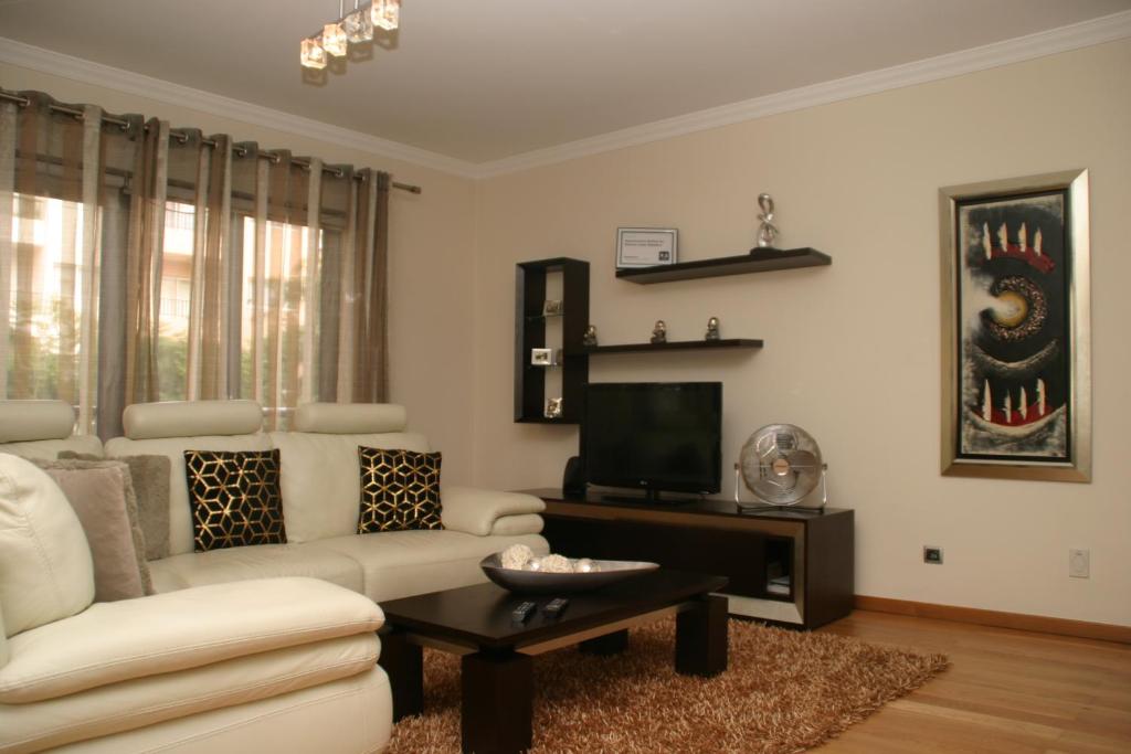 ein Wohnzimmer mit Sofa und Fernseher in der Unterkunft Apartamento Batista in Funchal