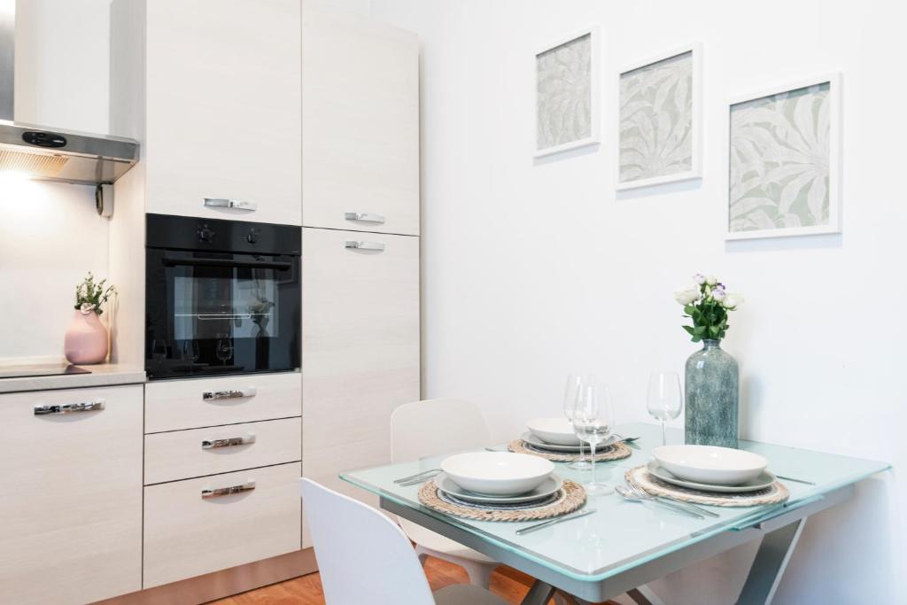 Kuchyňa alebo kuchynka v ubytovaní Cozy apartament in Piazza 5 Giornate by Easylife
