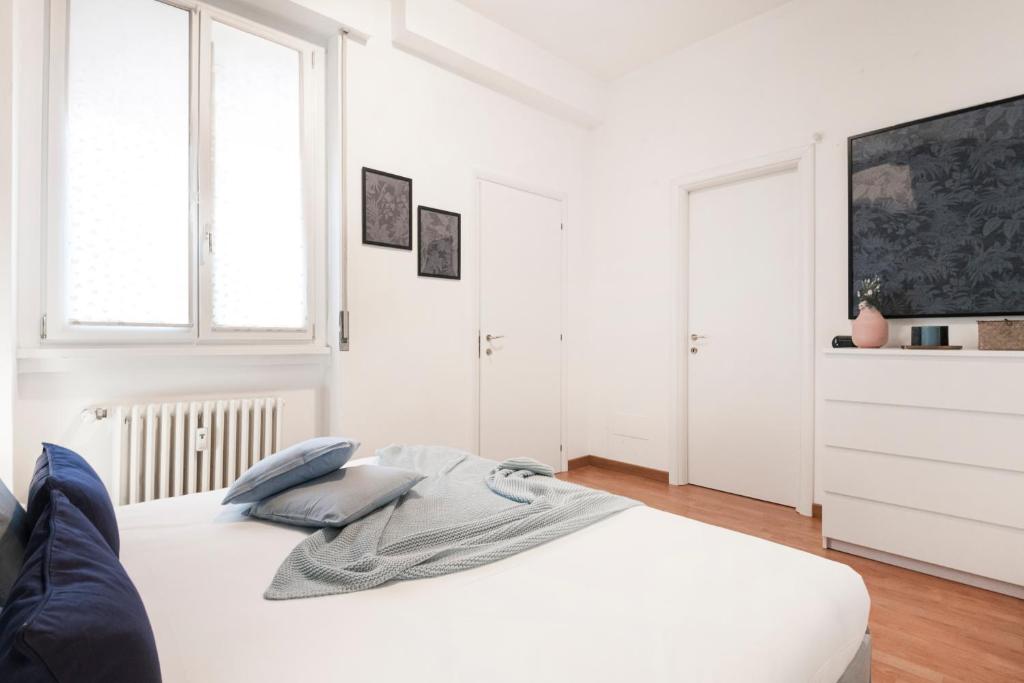 Posteľ alebo postele v izbe v ubytovaní Cozy apartament in Piazza 5 Giornate by Easylife