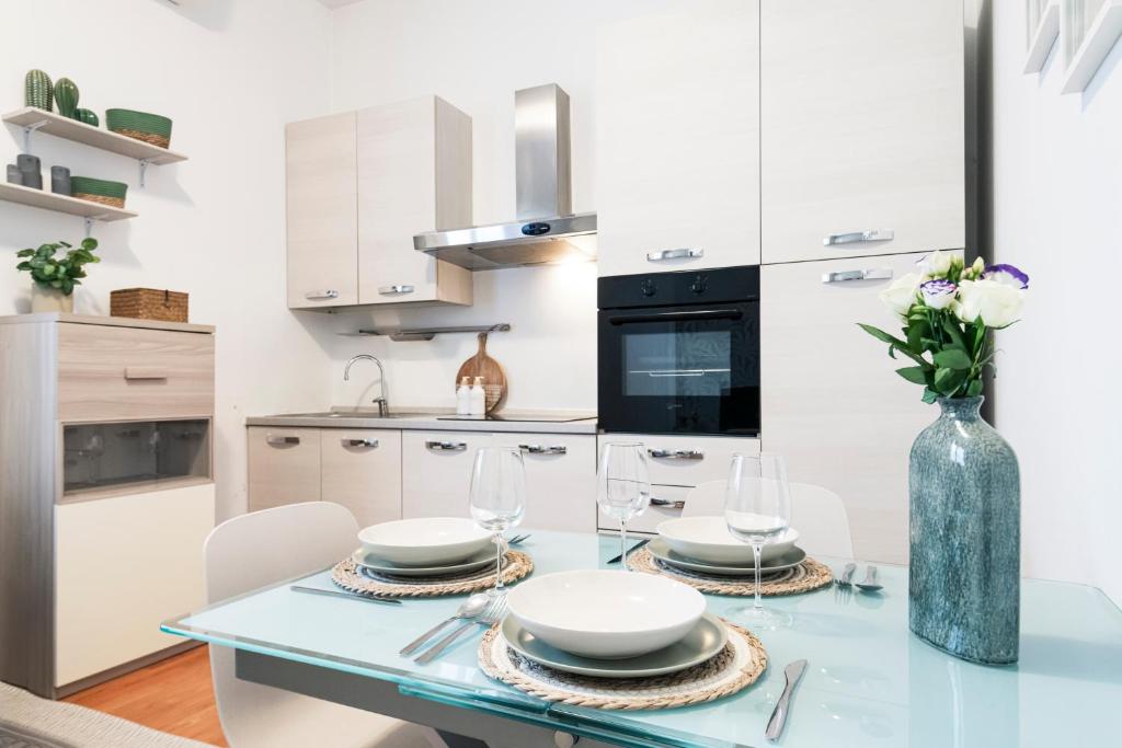 Kuchyňa alebo kuchynka v ubytovaní Cozy apartament in Piazza 5 Giornate by Easylife