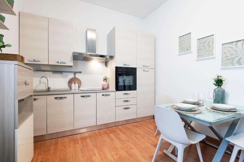 Kuchyňa alebo kuchynka v ubytovaní Cozy apartament in Piazza 5 Giornate by Easylife