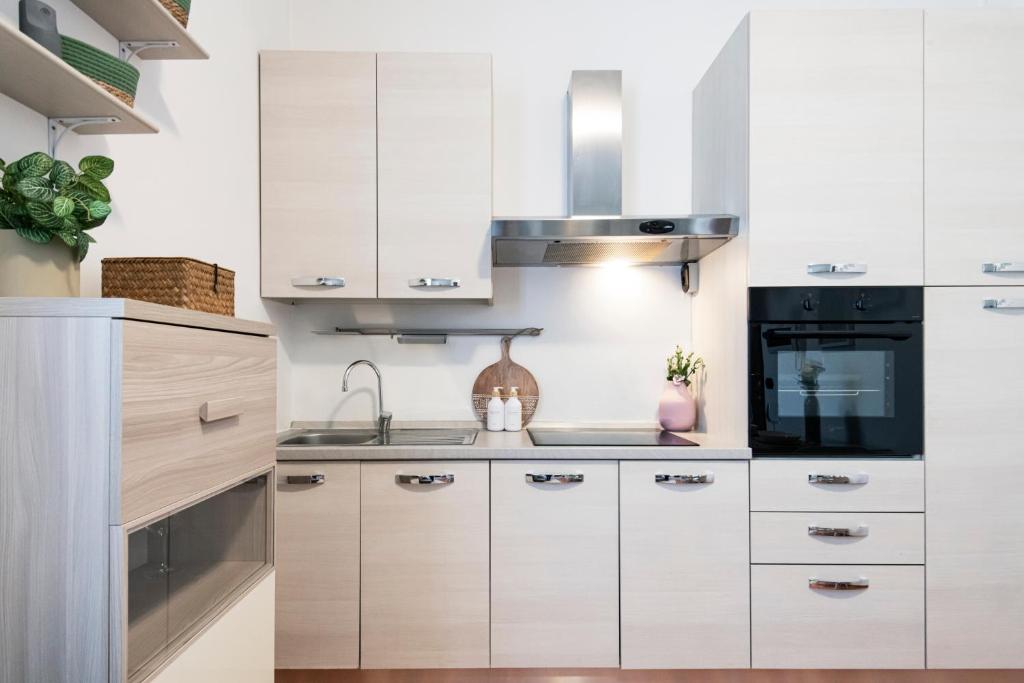 Kuchyňa alebo kuchynka v ubytovaní Cozy apartament in Piazza 5 Giornate by Easylife