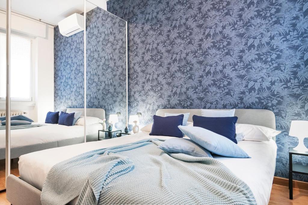 Posteľ alebo postele v izbe v ubytovaní Cozy apartament in Piazza 5 Giornate by Easylife