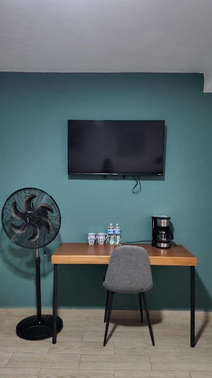 TV a/nebo společenská místnost v ubytování HOTEL CHURUMUCO