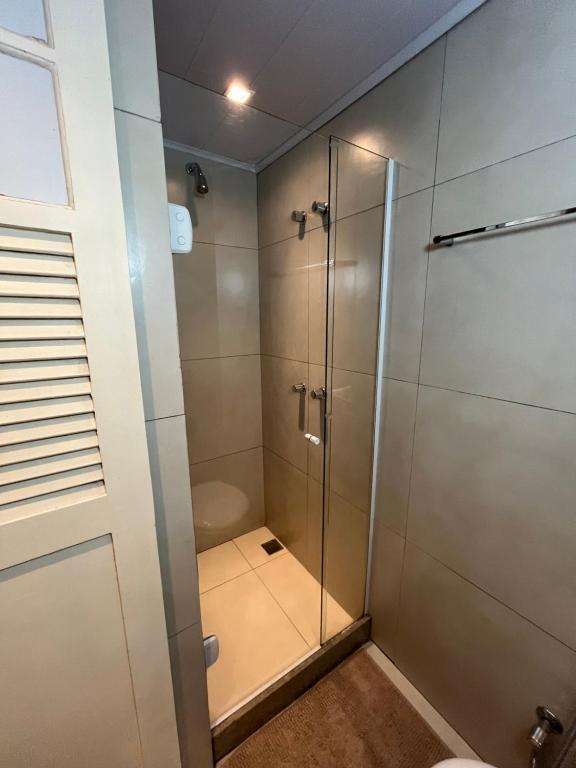 Ένα μπάνιο στο Apartamento/Estúdio no Leblon.