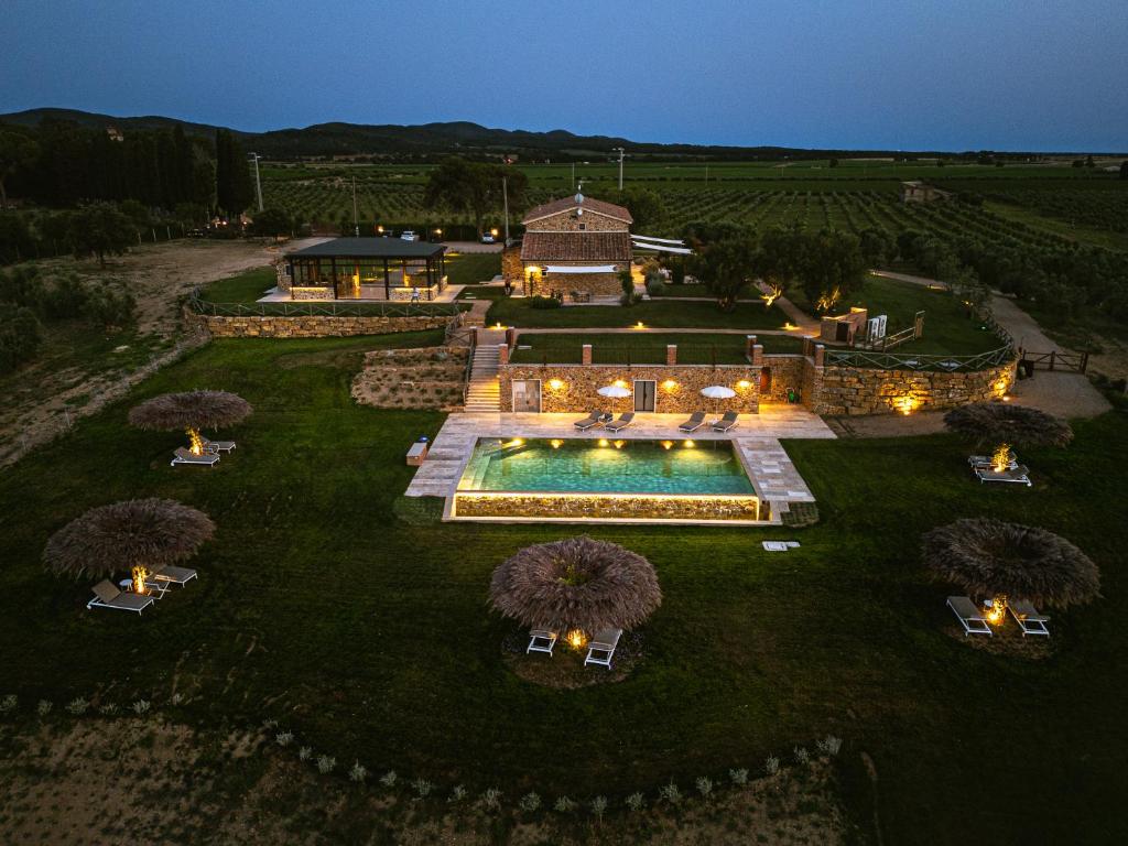 Una vista aérea de una finca con piscina. en Relais Lungagnola, en Casa Lappi