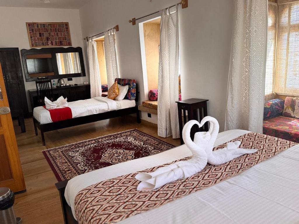 Postel nebo postele na pokoji v ubytování Hotel Jaisan Haveli