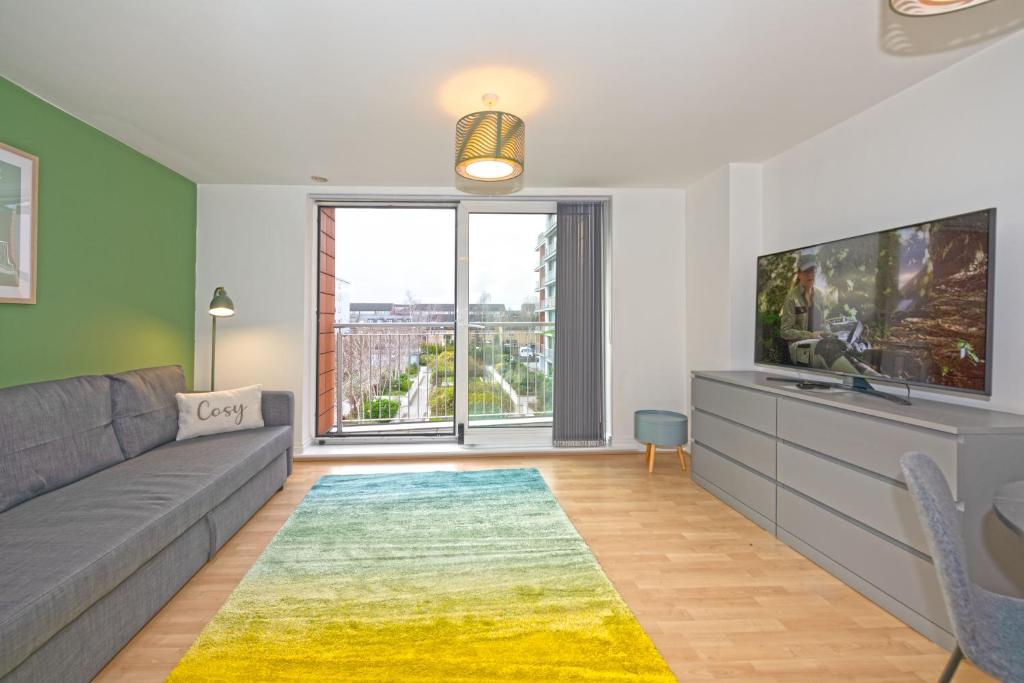 Grand Apartments Kew Gardens - Deluxe One-Bedroom Apartment With Garden View