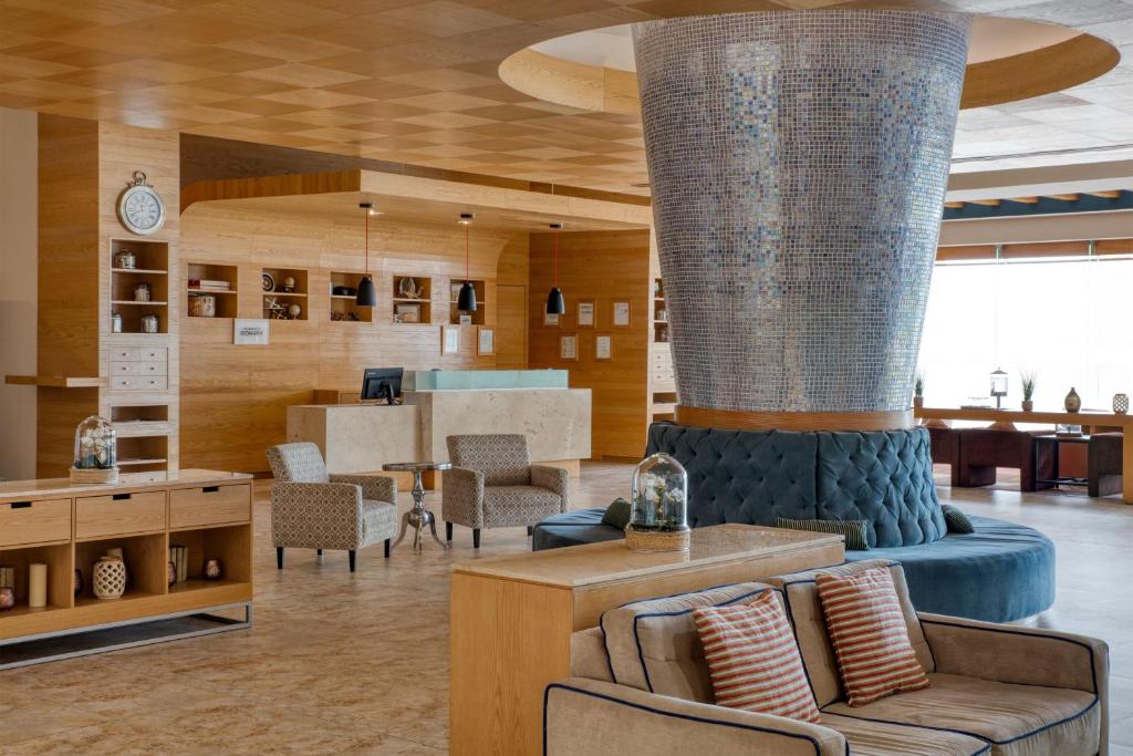 Uma área de estar em Four Points by Sheraton Cancun Centro