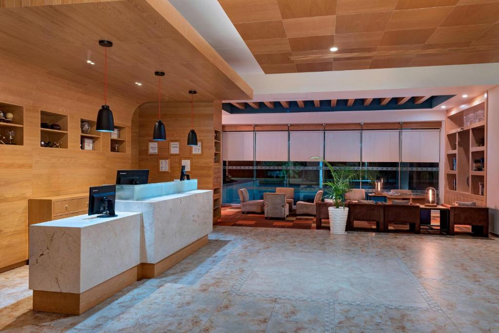 Uma área de estar em Four Points by Sheraton Cancun Centro