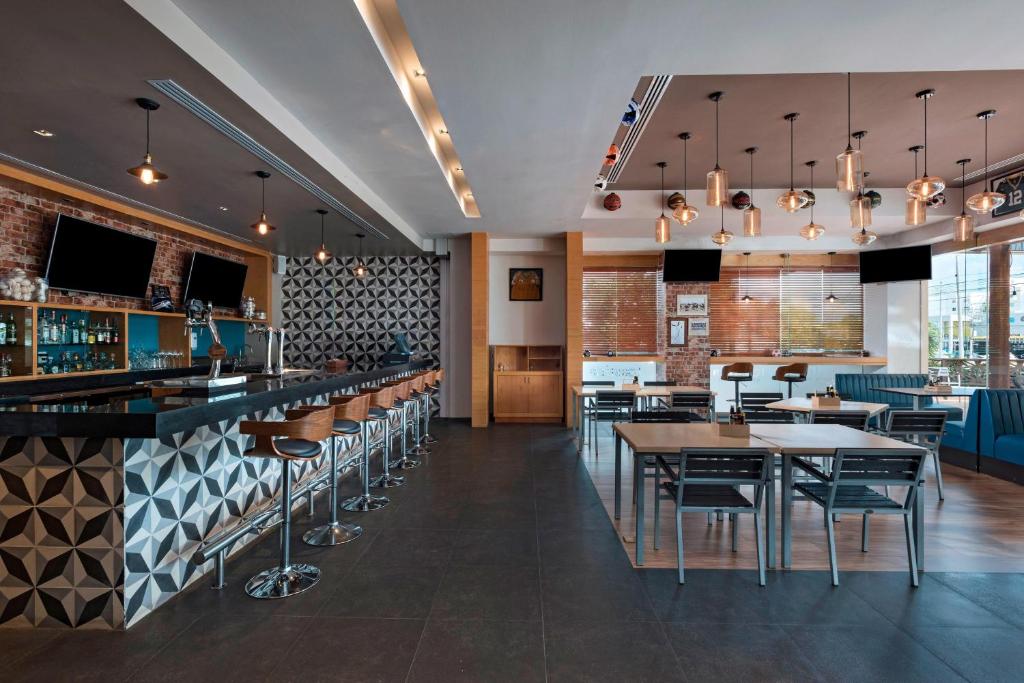 Um restaurante ou outro lugar para comer em Four Points by Sheraton Cancun Centro