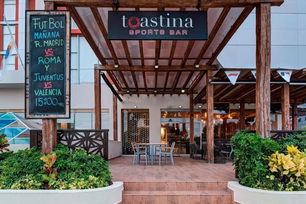 Um restaurante ou outro lugar para comer em Four Points by Sheraton Cancun Centro