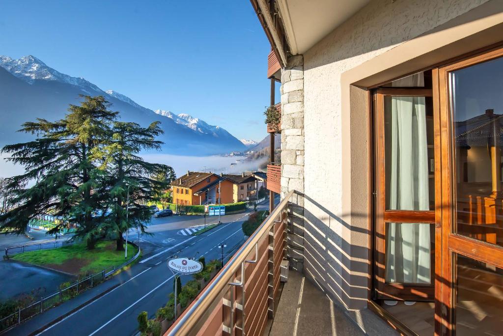 Nespecifikovaný výhled na hory nebo výhled na hory při pohledu z hotelu