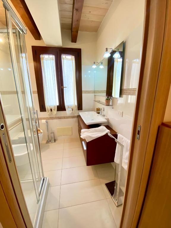łazienka z umywalką i prysznicem w obiekcie Boutique House w mieście Torre Grande