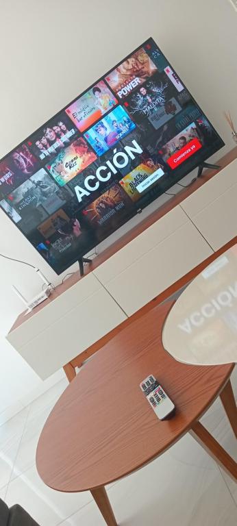 Televiisor ja/või meelelahutuskeskus majutusasutuses Complejo Altamira Aeropuerto