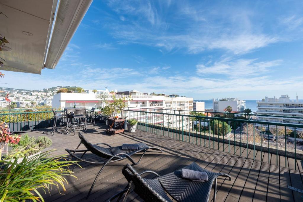 d'un balcon avec des chaises et une vue sur l'océan. dans l'établissement Duplex with Rooftop and Sea View Palm Beach, à Cannes