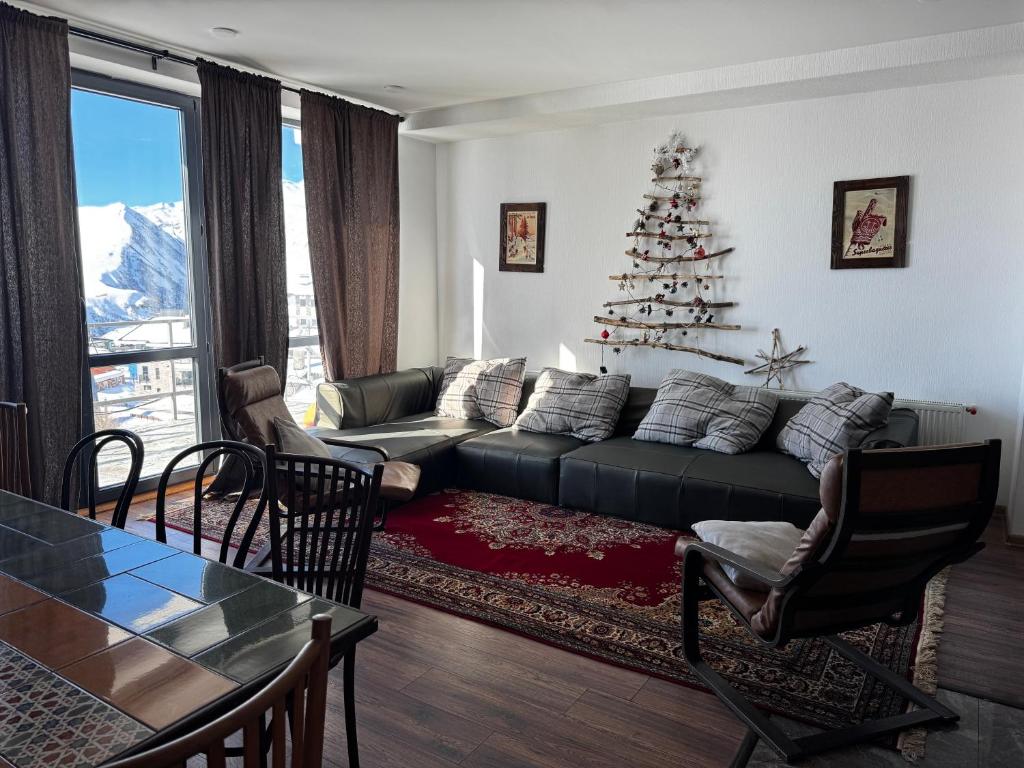 Гостиная зона в Mountain Cricket Chalets and Apartments Gudauri