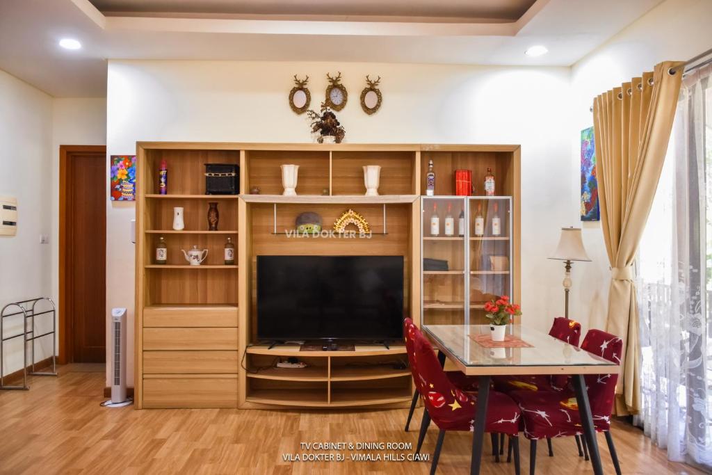 TV a/nebo společenská místnost v ubytování Vimala Hills Villa & Resort
