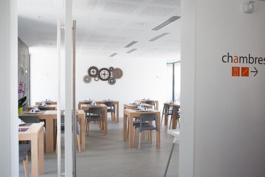 Restaurant ou autre lieu de restauration dans l'établissement Hotel Restaurant Santiago