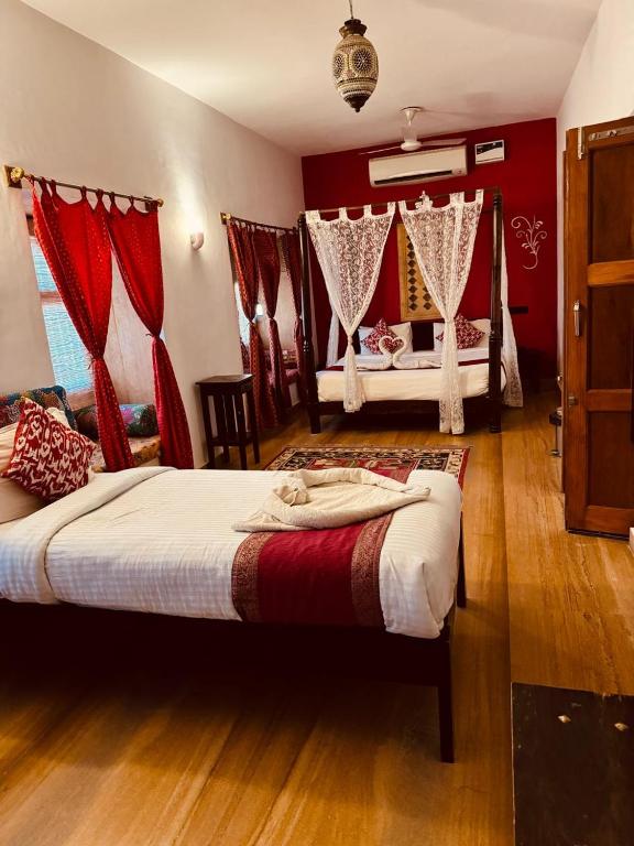 Postel nebo postele na pokoji v ubytování Hotel Jaisan Haveli