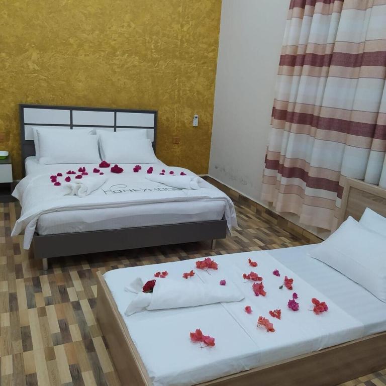 Postel nebo postele na pokoji v ubytování Ikhfa Guest House