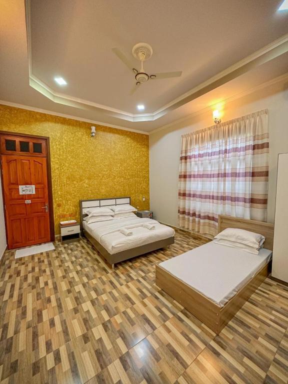 Postel nebo postele na pokoji v ubytování Ikhfa Guest House