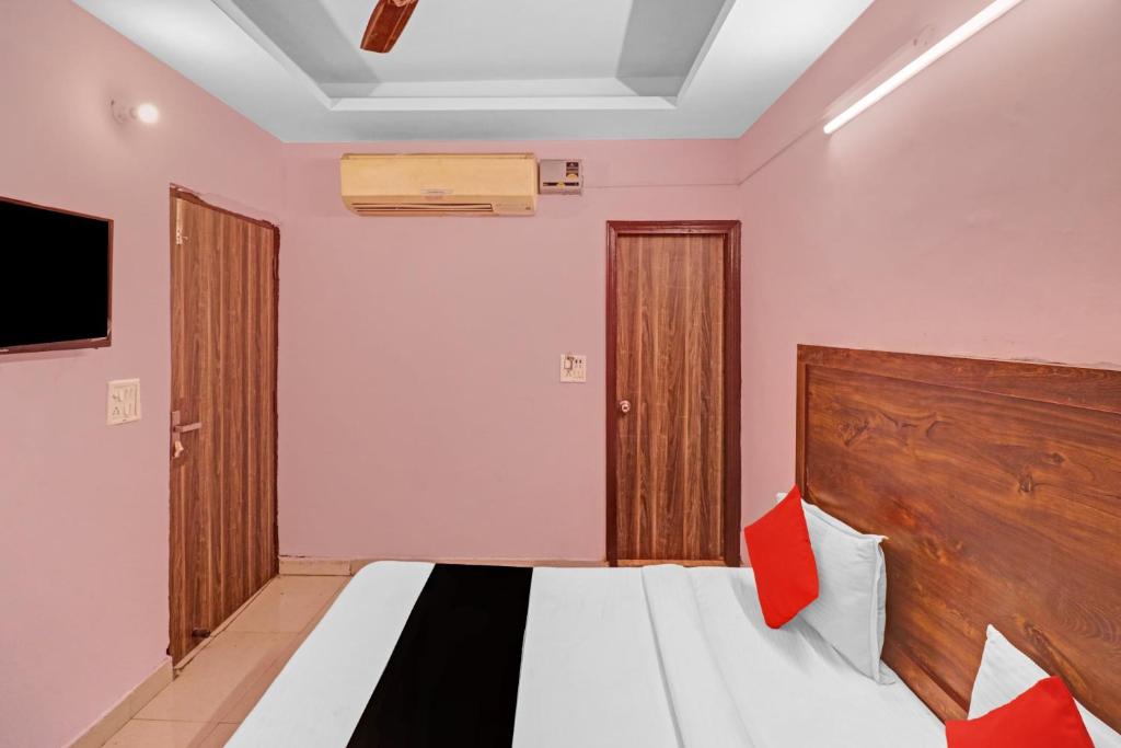 Postel nebo postele na pokoji v ubytování Hotel O Cherry Inn