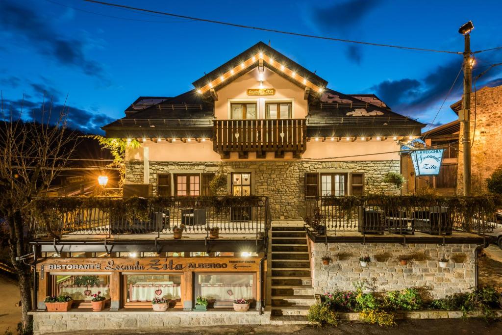 Una casa con luces en la parte delantera. en Locanda Zita en Sestola